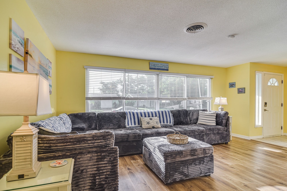 6 Mi to Clearwater Beach: Home w/ Furnished Lanai