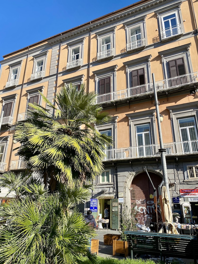 Cache-nez, Piazza Dante Napoli
