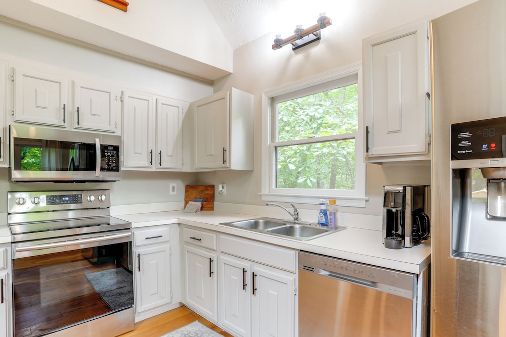 Pet-friendly Lake Monticello Home w/ Perks!