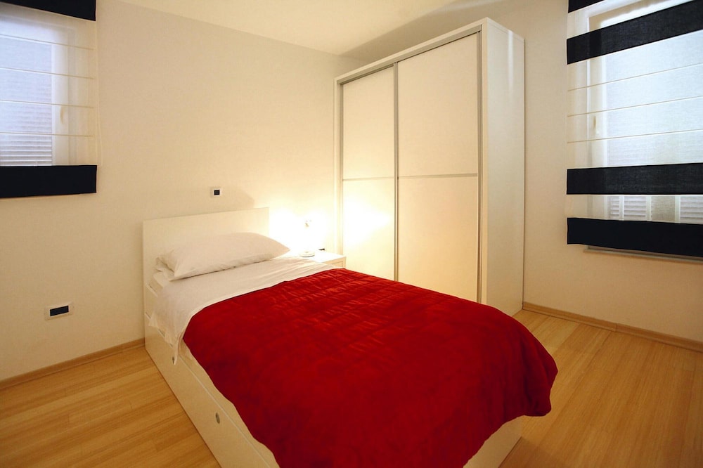 Apartments in Villas Punta Skala With Beachpool