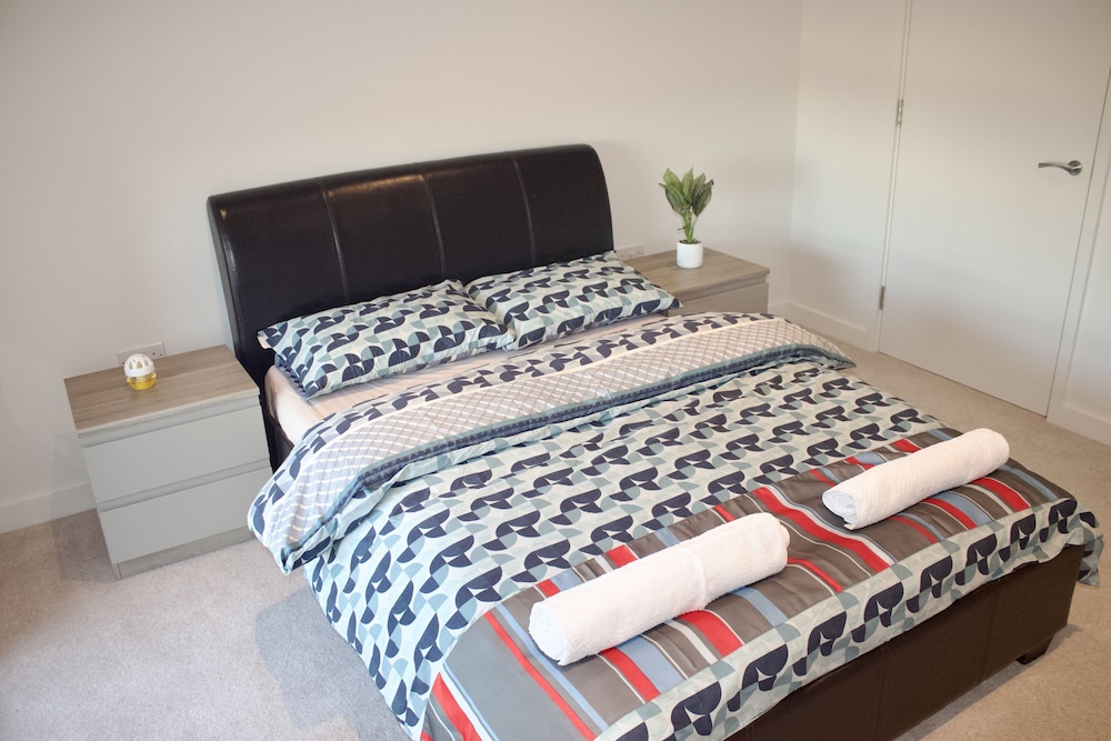 Impeccable 1bed Apartment in the Heart Ofgreenford view 2