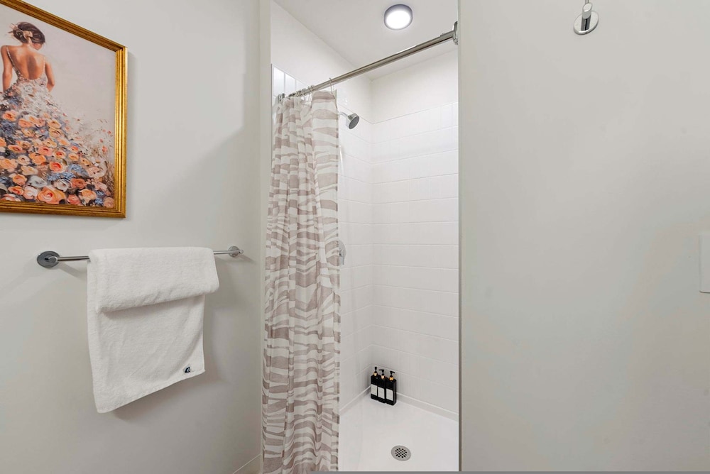 3 Bed 3 Bath High Rise With Gym Amenities