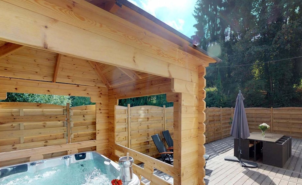 Farmhouse by Lake Coo With Jacuzzi