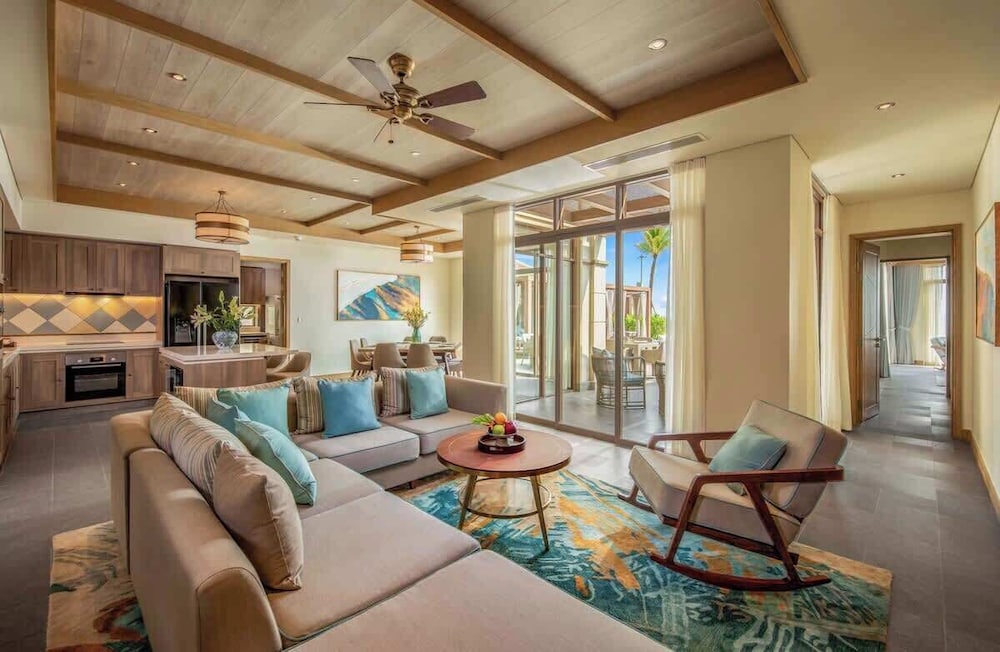Luxe 5BR Villa: Beachfront Breakfast Pool