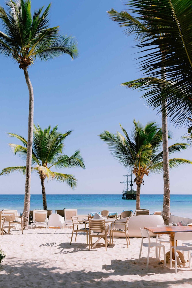 Luxury 3 Bedroom Apartment at the Beach