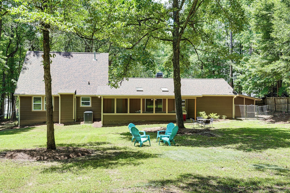 < 2 Mi to Dtwn Alpharetta: Home w/ Screened Porch!