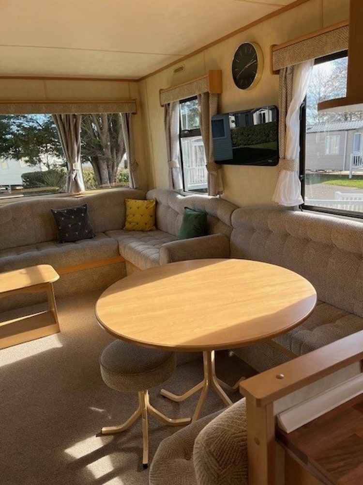 3-bed Seaside Holiday Home -pet Friendly & Parking