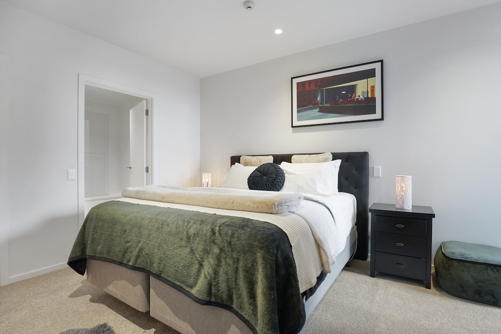 Groovy Apt Close to Onehunga Mall Centre view 2