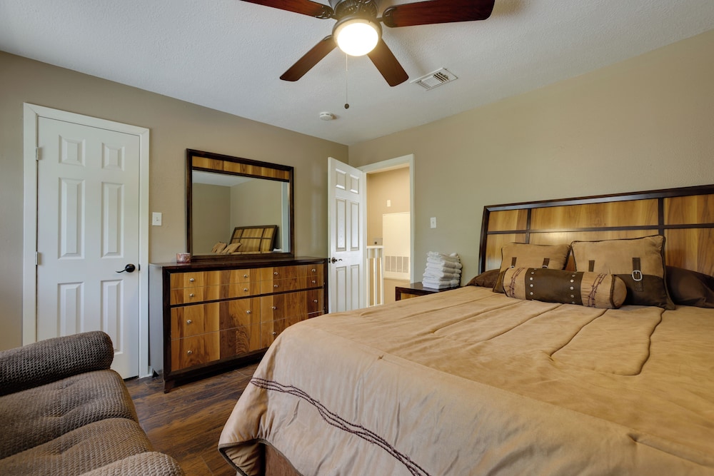 Near Airport & Interstate: Houston Area Townhome