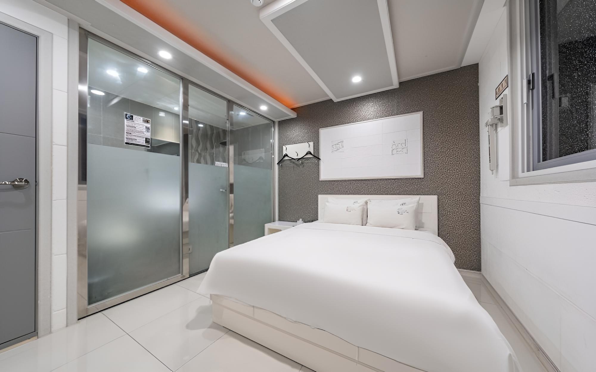 Incheon Crystal Hotel view 5