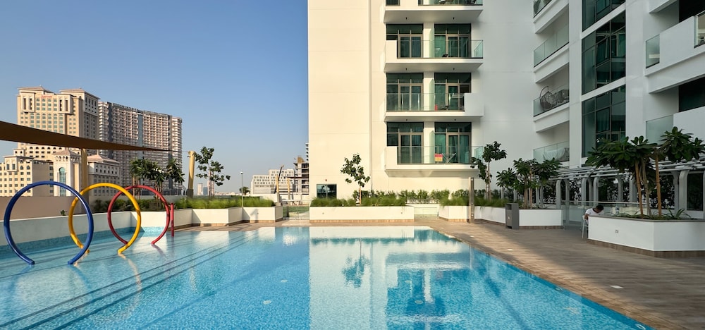 1BR Apt Near Downtown with Skyline Views