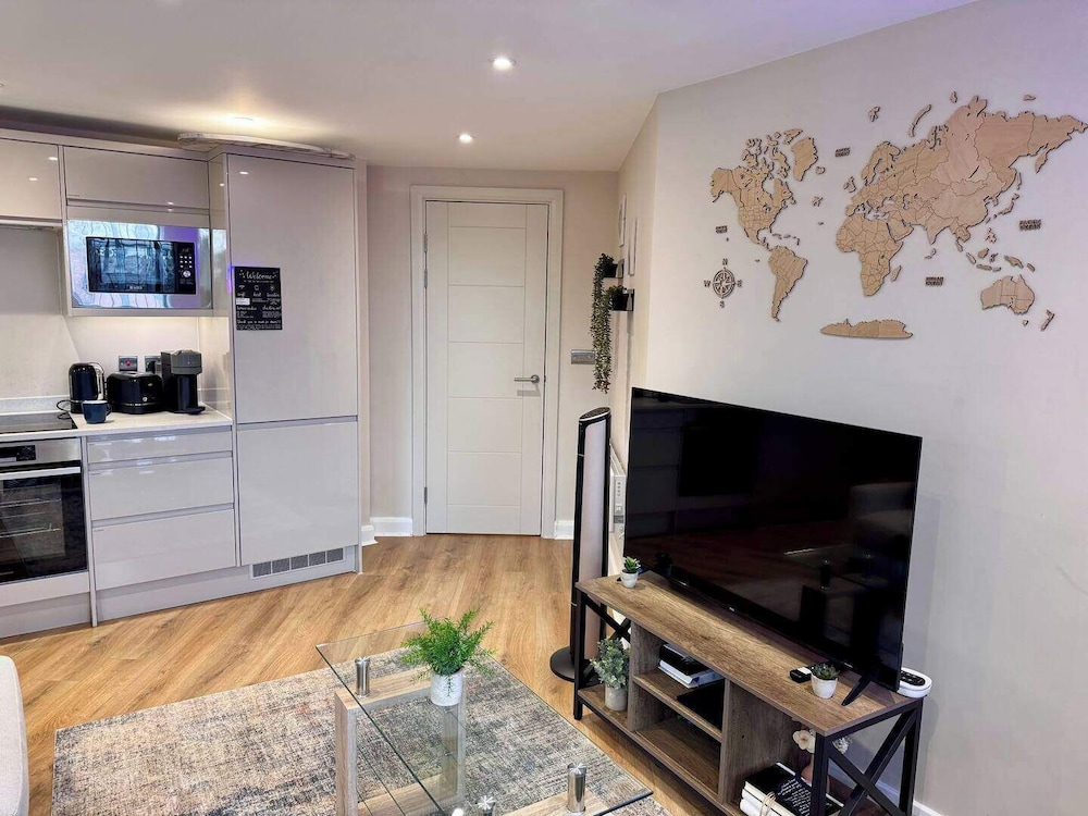 Modern City Apartment - Sleeps 4 & Walk to Arena