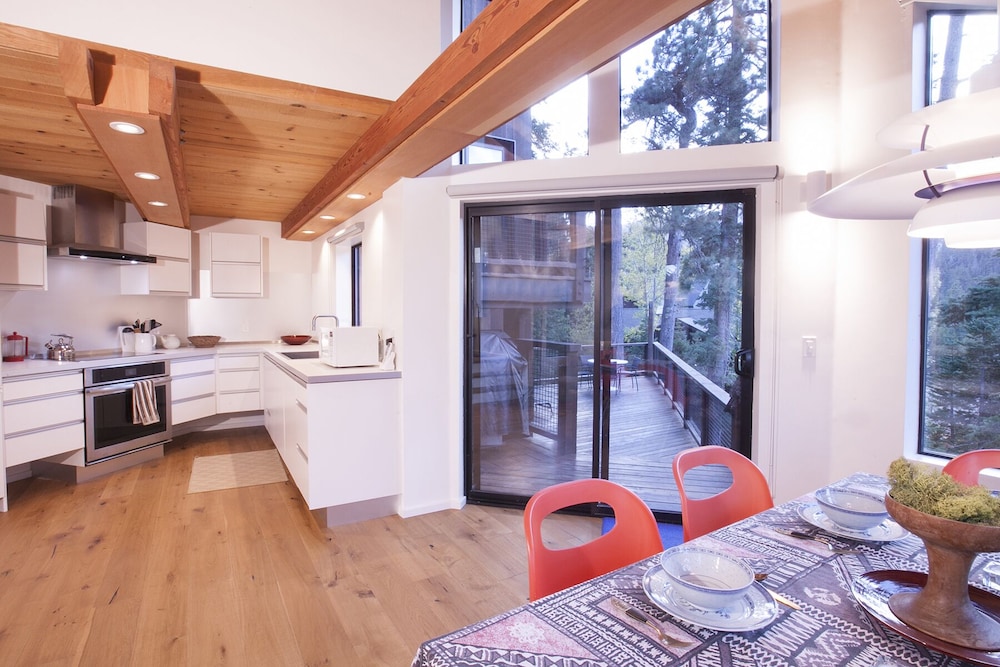 Lake Tahoe Vacations - Trapper Mc Nutt Modern Mountain 4 Bedroom Home by RedAwning - Property Image 25