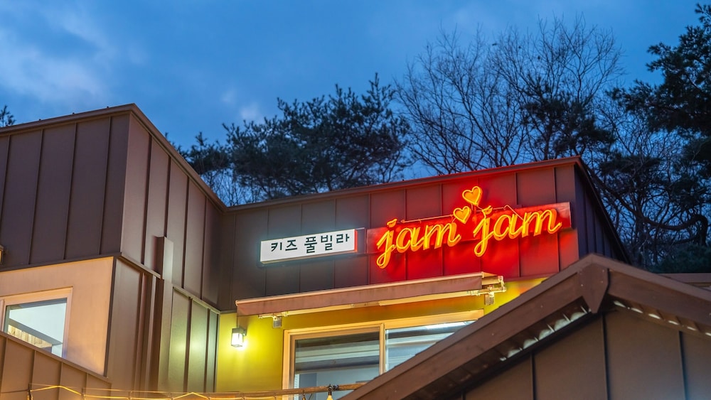 Gyeongju Jamjam Kids Pool Villa Pension