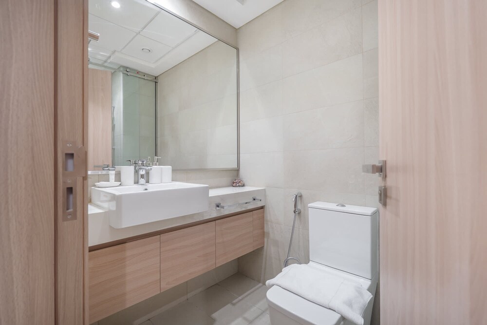 Stylish Studio Retreat in Riviera 33 Near Downtown