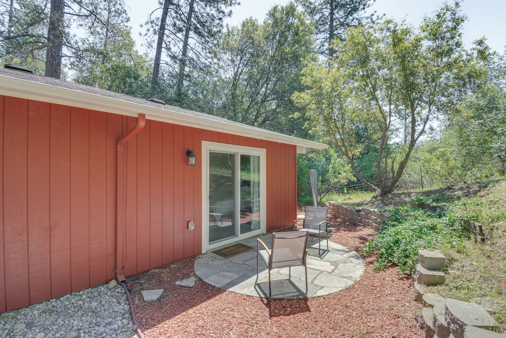 Hike, Boat & More: Cabin w/ Hot Tub in Ahwahnee!
