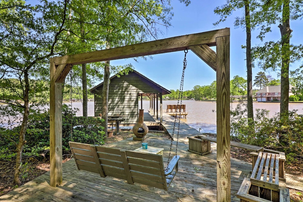 Milledgeville Vacations - Lakefront Milledgeville Cabin: Private Dock, Porch - Property Image 4