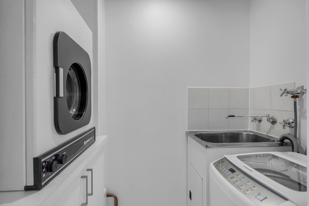 Bright 1-bed Unit With Balcony in Central Adelaide