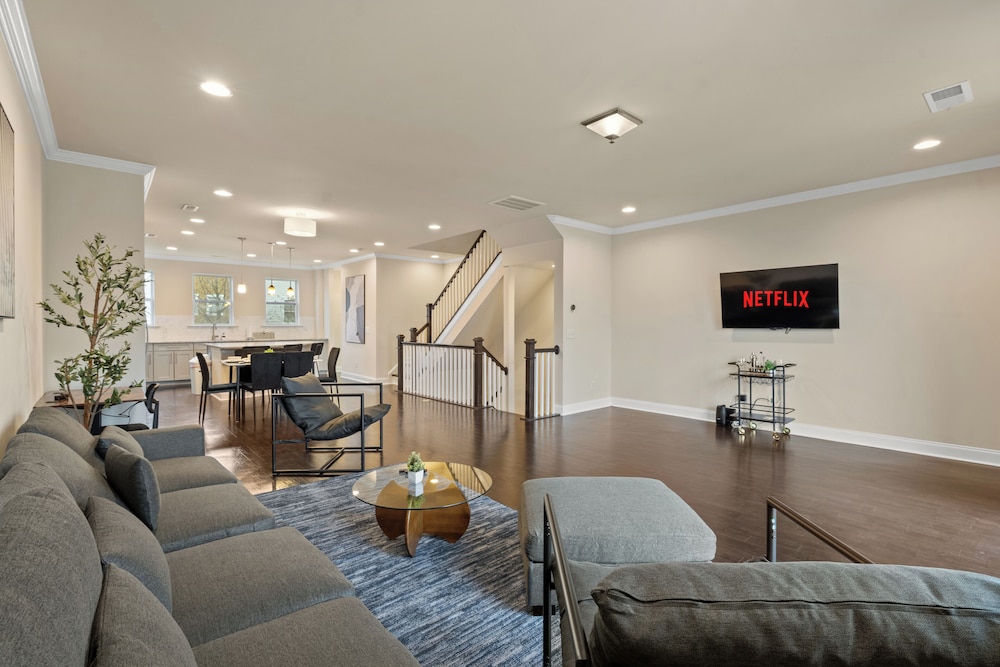 Luxe 3BR Townhouse in Camp North End
