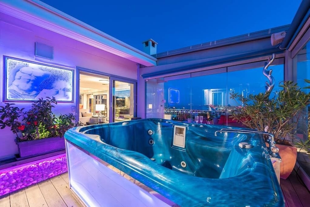 Sea View Apartment with Hot Tub & Sauna view 5