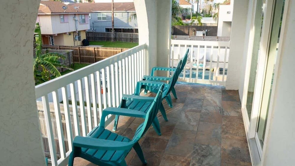 Fun Retro Island Vibe Sleeps 17 Beach 1 Block 4 Bedroom Home