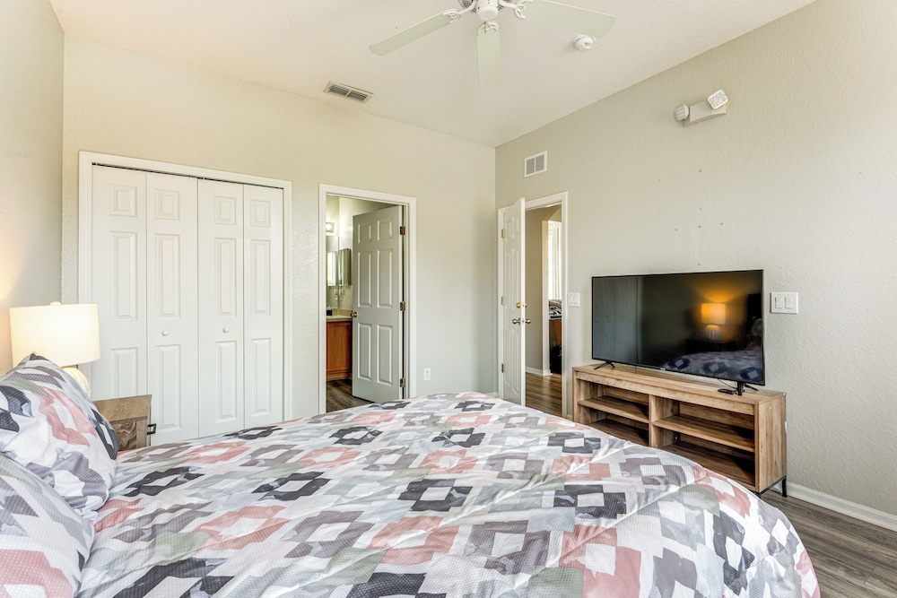9 Mi to Disney: Gated Resort Escape w/ Pool Access