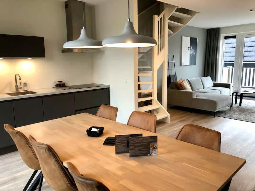 Beautiful Lodge Parallel to the Shopping Street