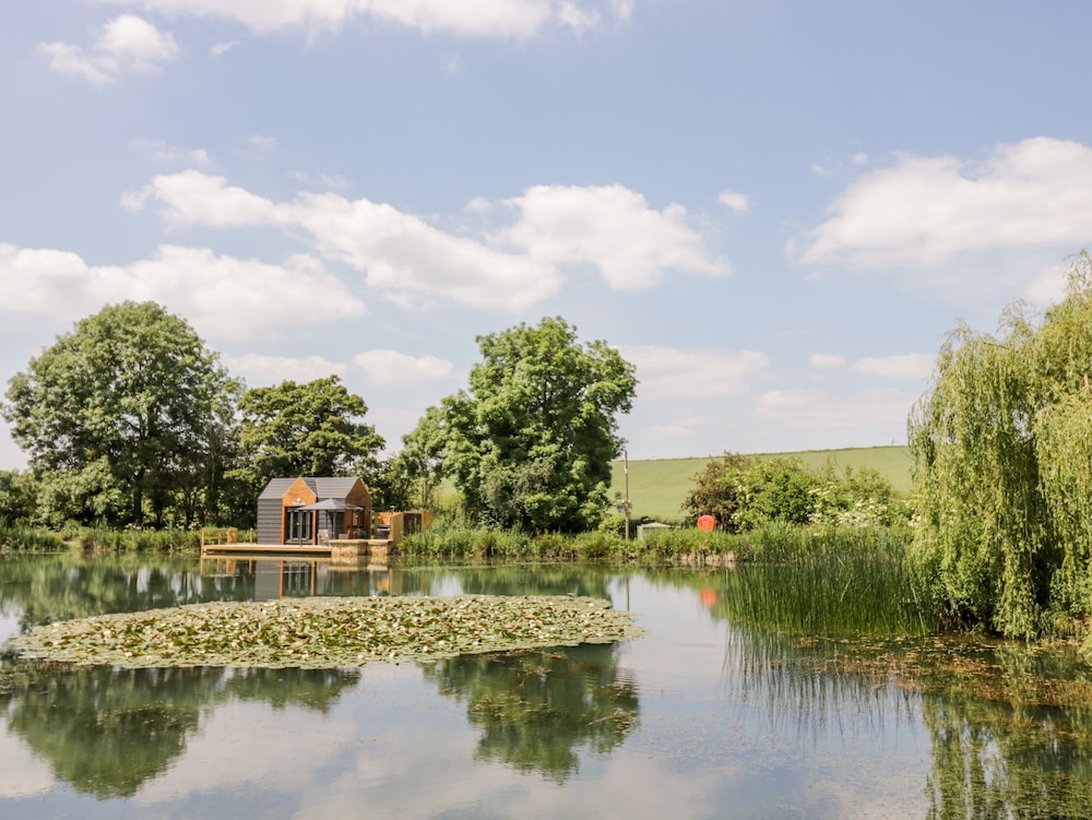 Oak Lodge At Bridge Lake Farm & Fishery