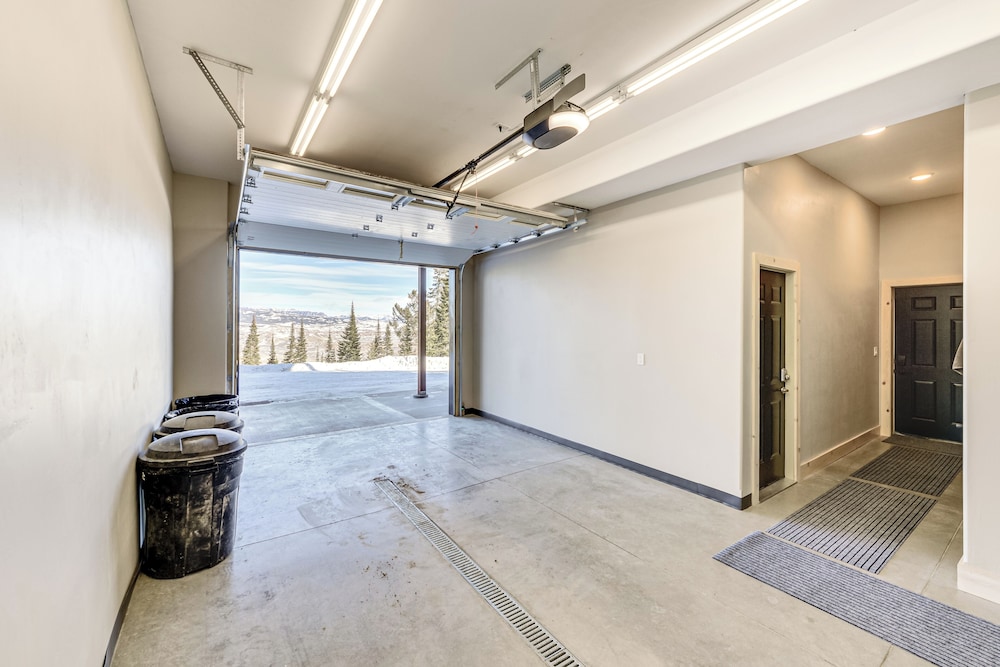 Views, Trails, Hot Tub & More: Luxe Wyoming Oasis