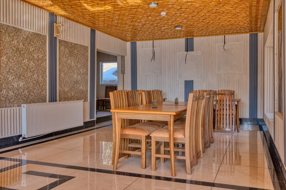 Xenious White House Eco Resort