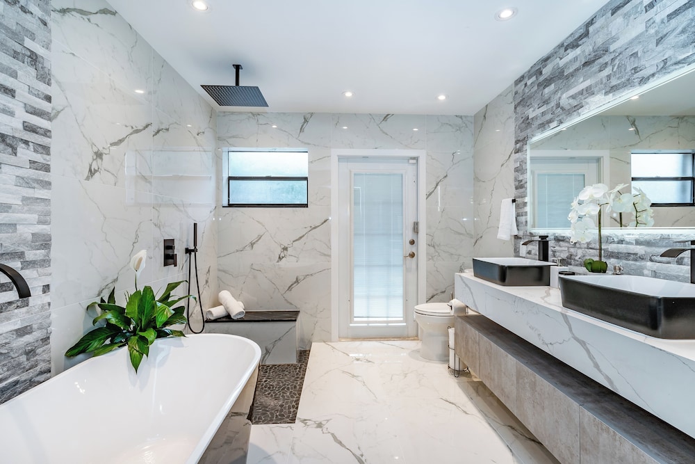 Fox Island Heated Spa - Downtown & Beach