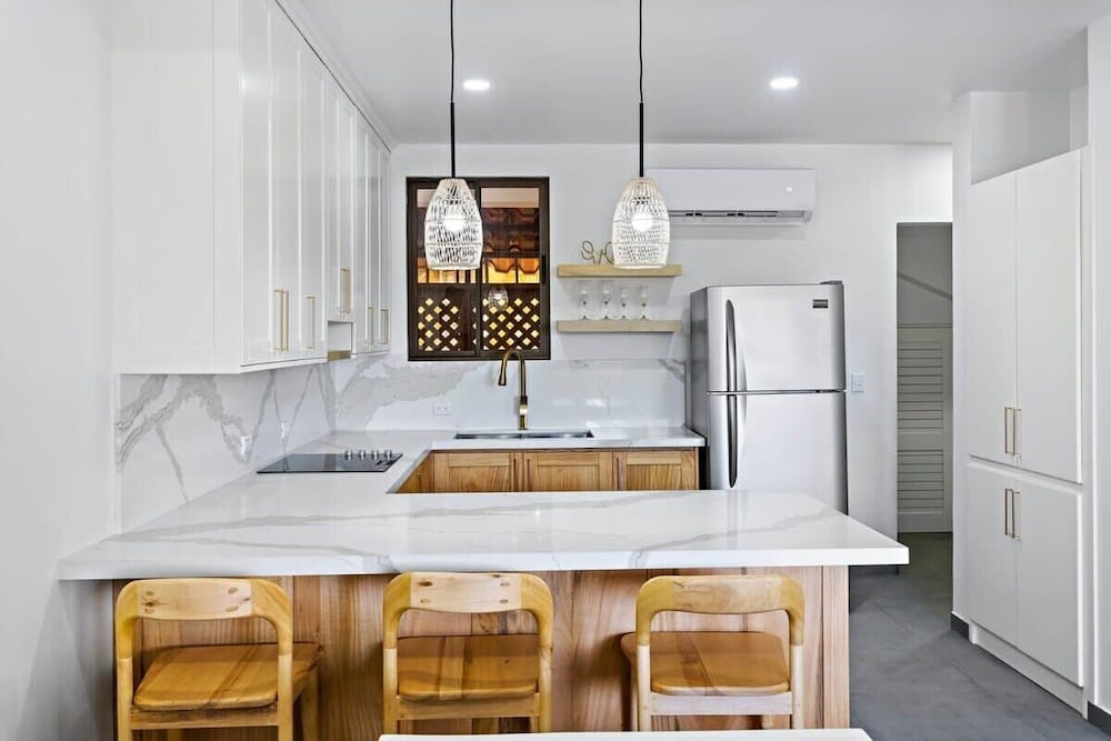 Modern Split-Level 2-Bedroom Condo with Pools, Terrace & Easy Beach Access