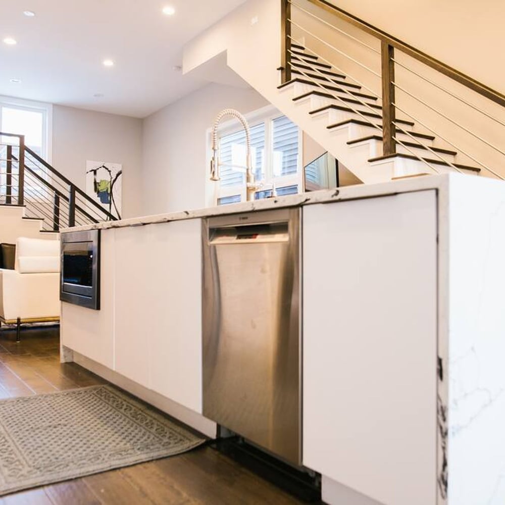 Magnificent NEW Home w 8 Beds Free Parking