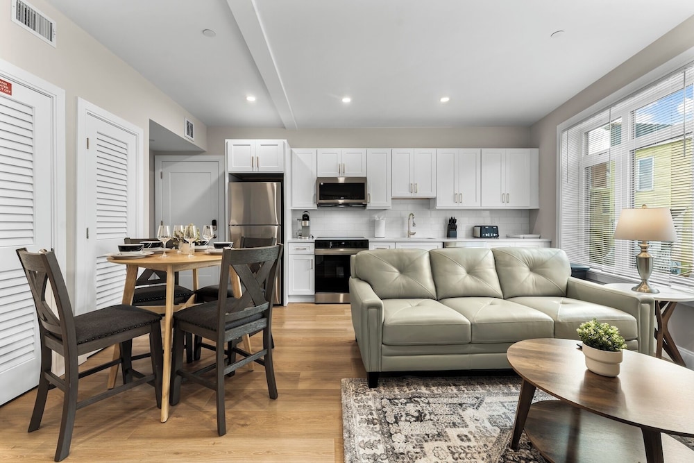 Luxury 2BR near Cambridge