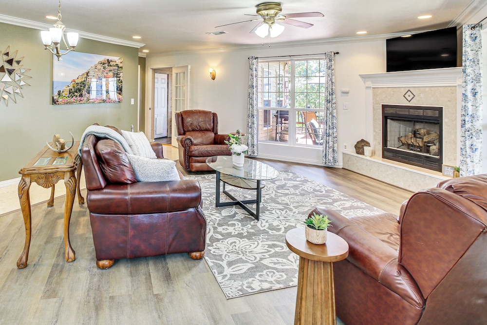 Outdoor Entertainment Area: Scenic Hot Springs Gem