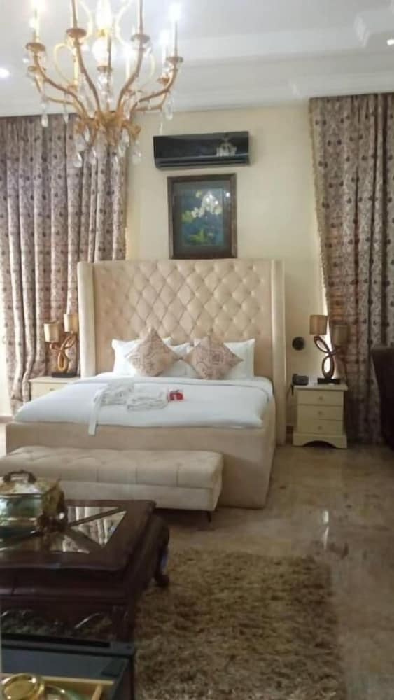 Reina Villa Hotel