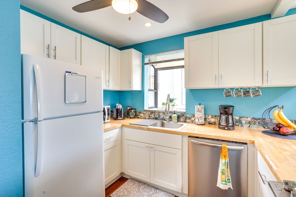 Downtown Kailua-kona Condo w/ Pool & Views