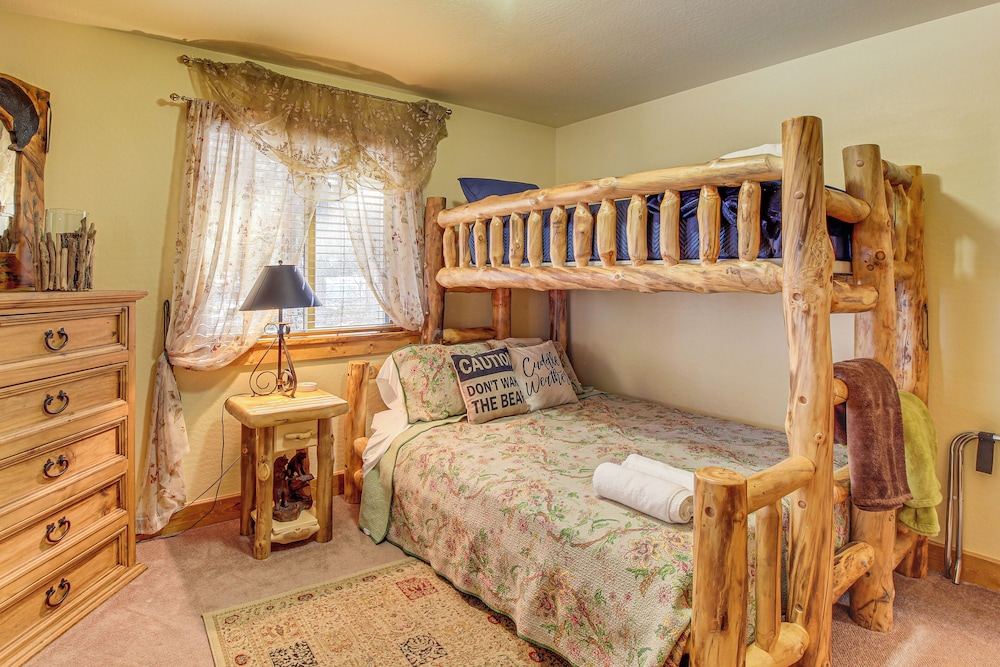 Family-friendly Cabin w/ Fire Pit in Forest Lakes