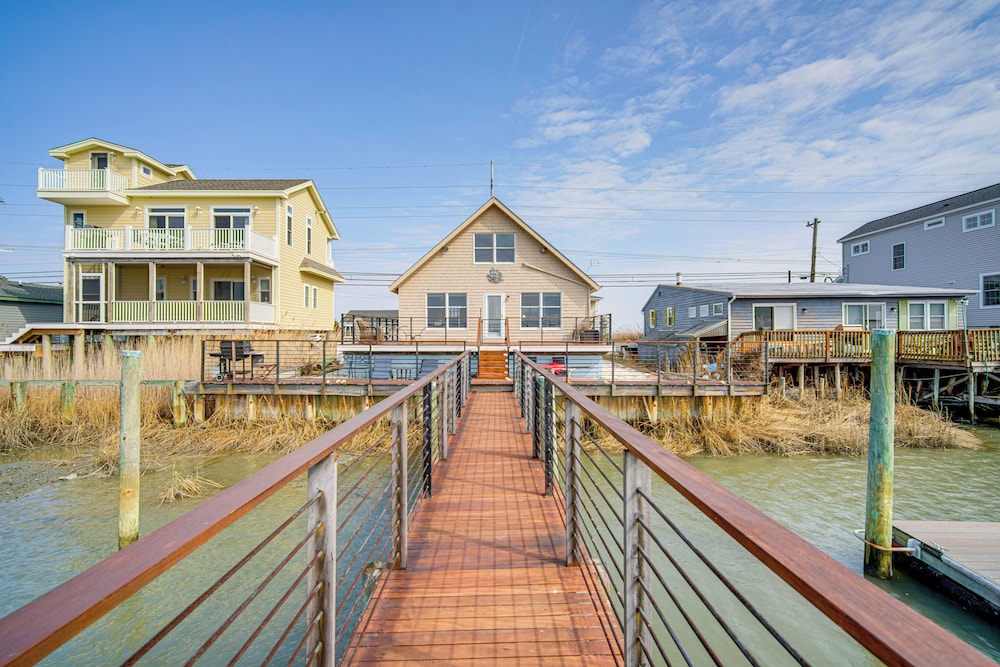 2 Mi to Stone Harbor Beach: Lovely Bayfront Home