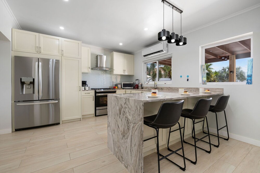 High-end Pool Getaway Upscale 5 Location BBQ
