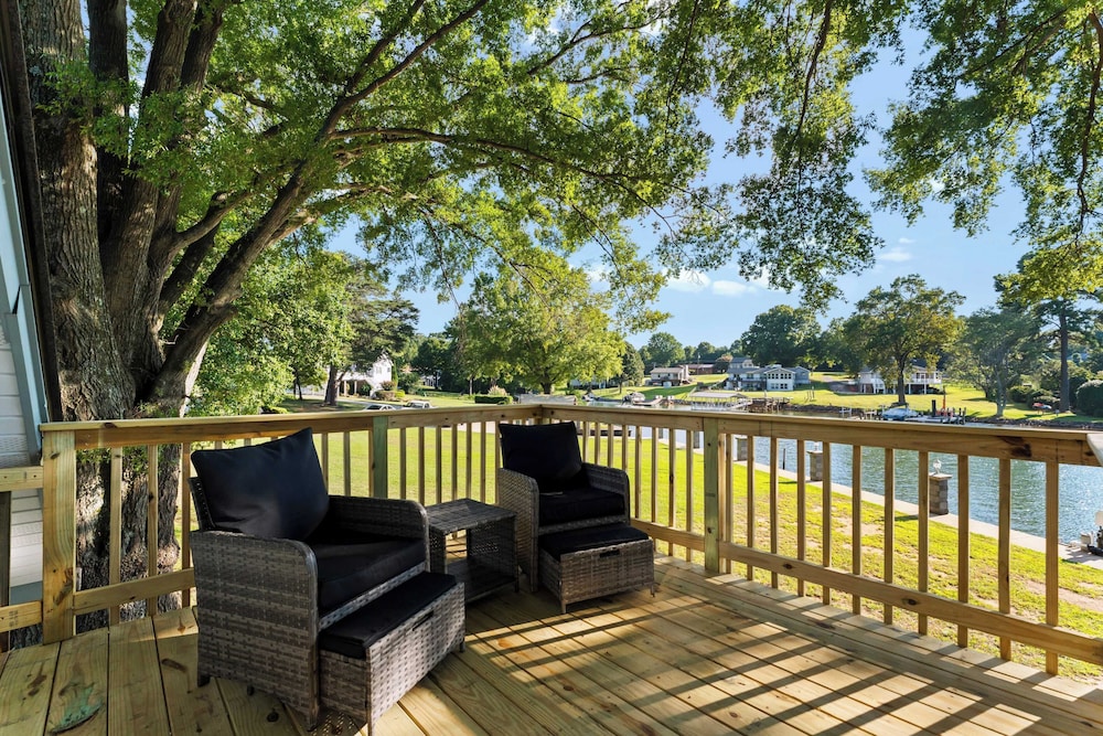Lakefront Home w/ Dock, Game Room & Hot Tub Ponderosa Peninsula by Avantstay
