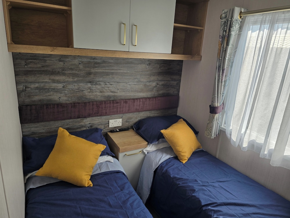 3 Bed-sleeps 8-free Parking-5 Min to Beach