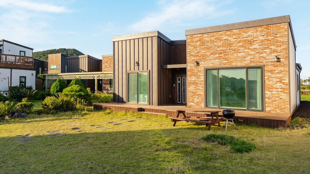 Jeju Pureunbada Pet Dokchae Pension