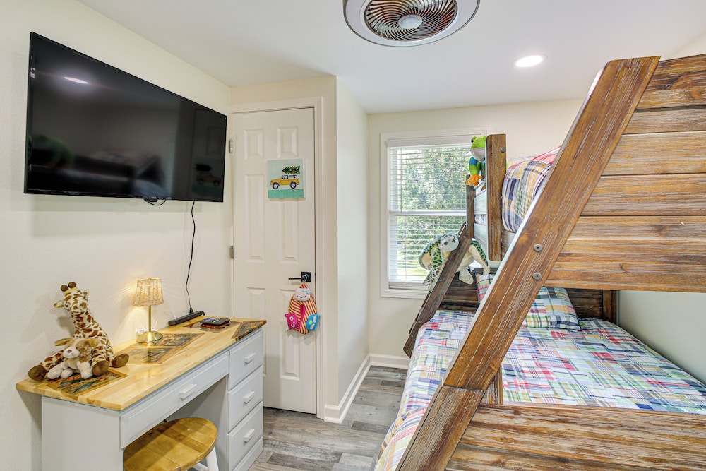 Lake Hamilton Retreat w/ Kayaks & Spacious Yard!