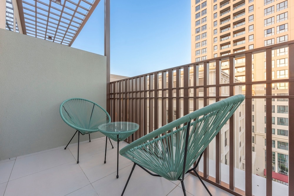 Peaceful 4-bedroom Bright Kitchen Space in Dubai Creek Harbour