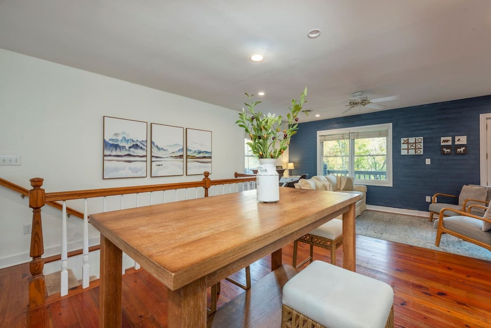 Riverfront Sanctuary Your Mountain Getaway