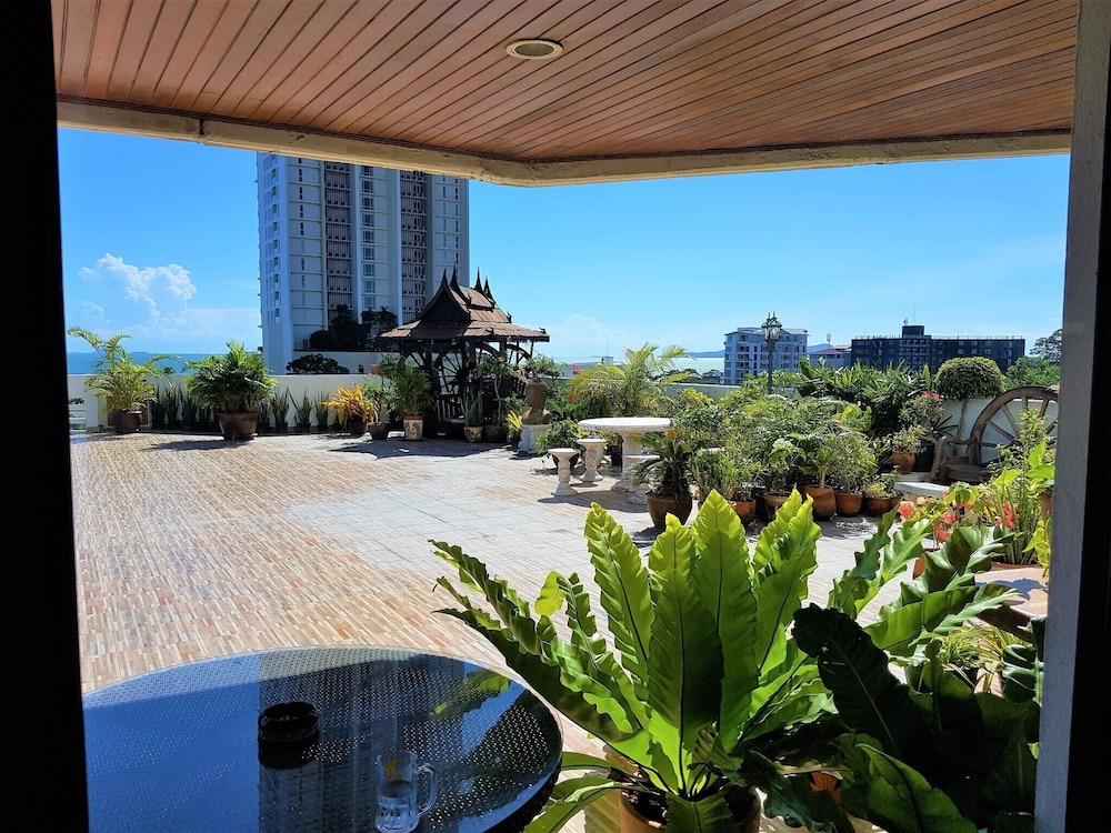 Fantastic 2 bed With Huge Balcony & sea Views view 5