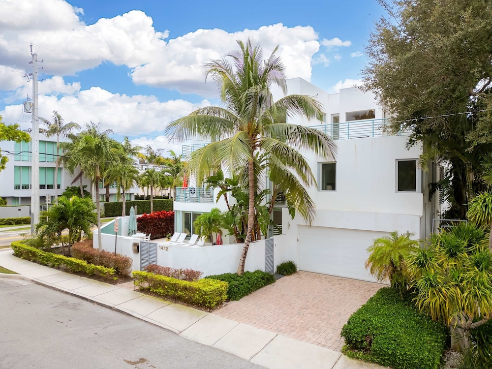 NEW 3-story Townhome With Pool Room Expansive Balcony Seconds Away From Las Olas