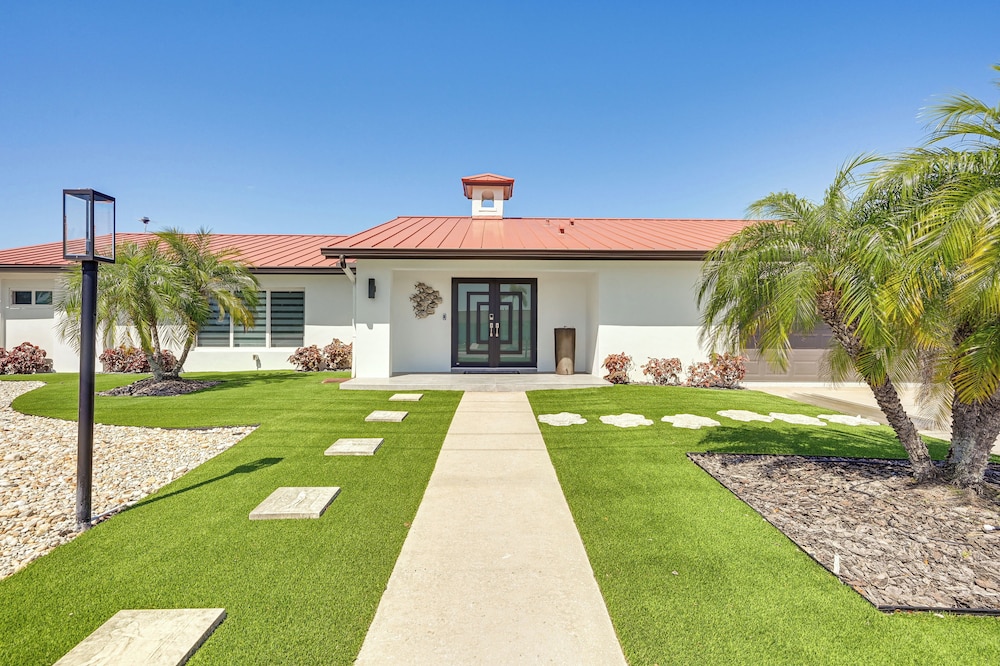 Outdoor Oasis: Marco Island Home Near Beaches