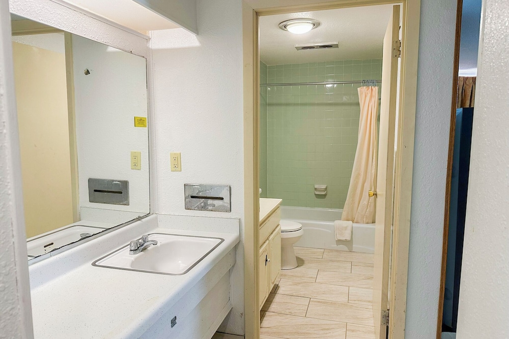 Shamrock Kings Inn By Oyo Marked Tree I-555